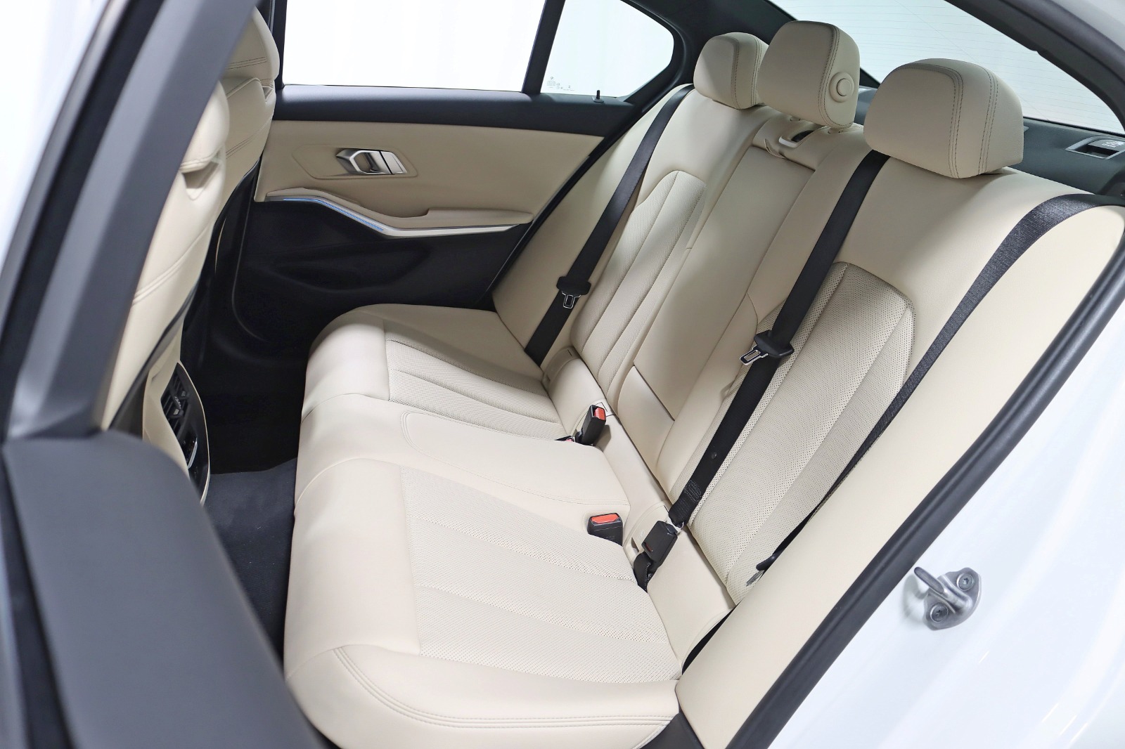 2023 BMW 330I - Image 32