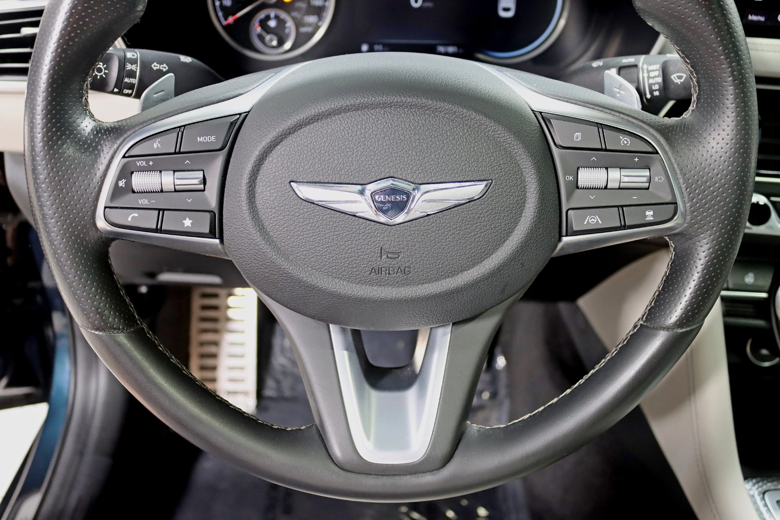 2022 GENESIS G70 - Image 16