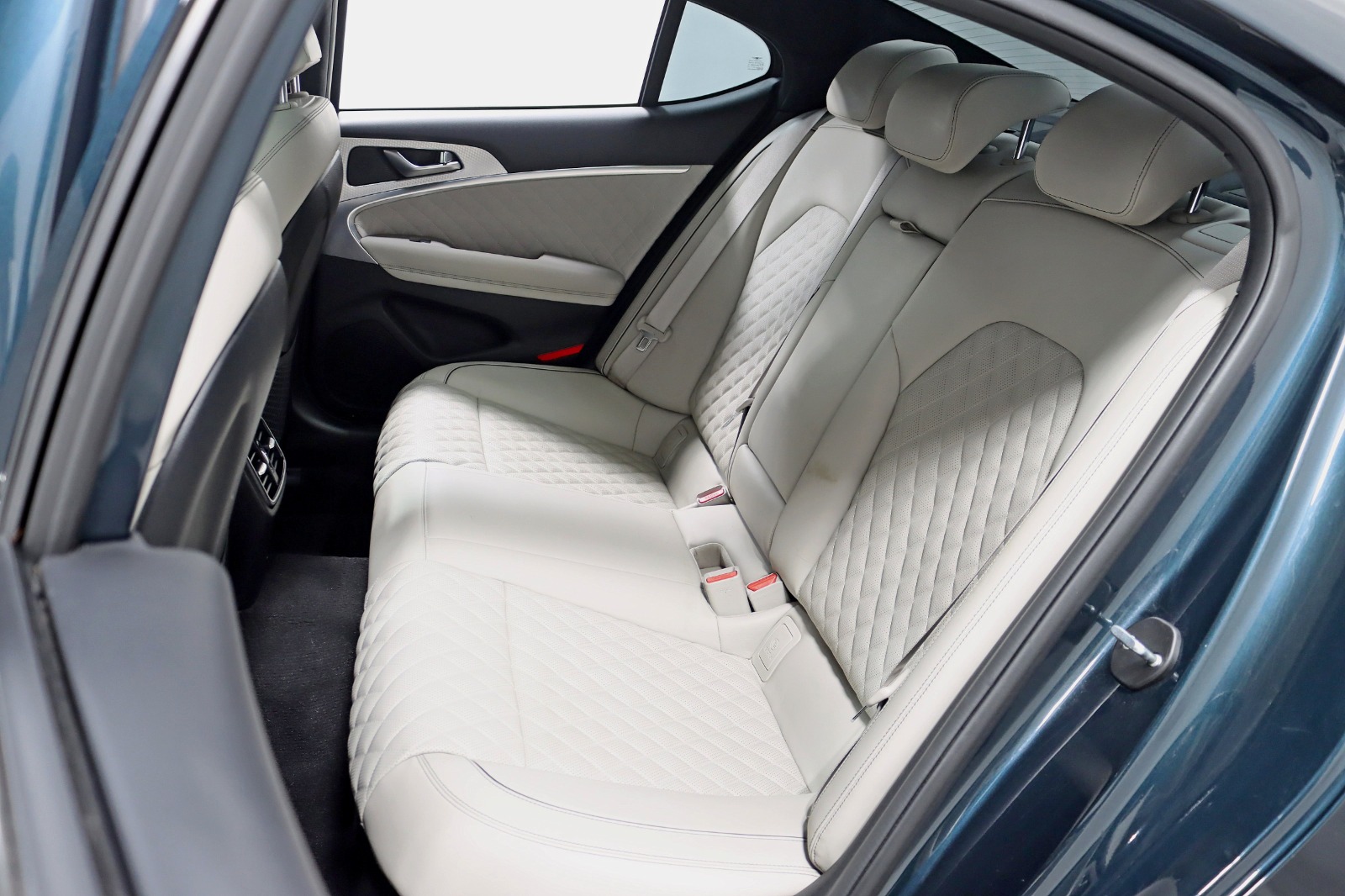 2022 GENESIS G70 - Image 28