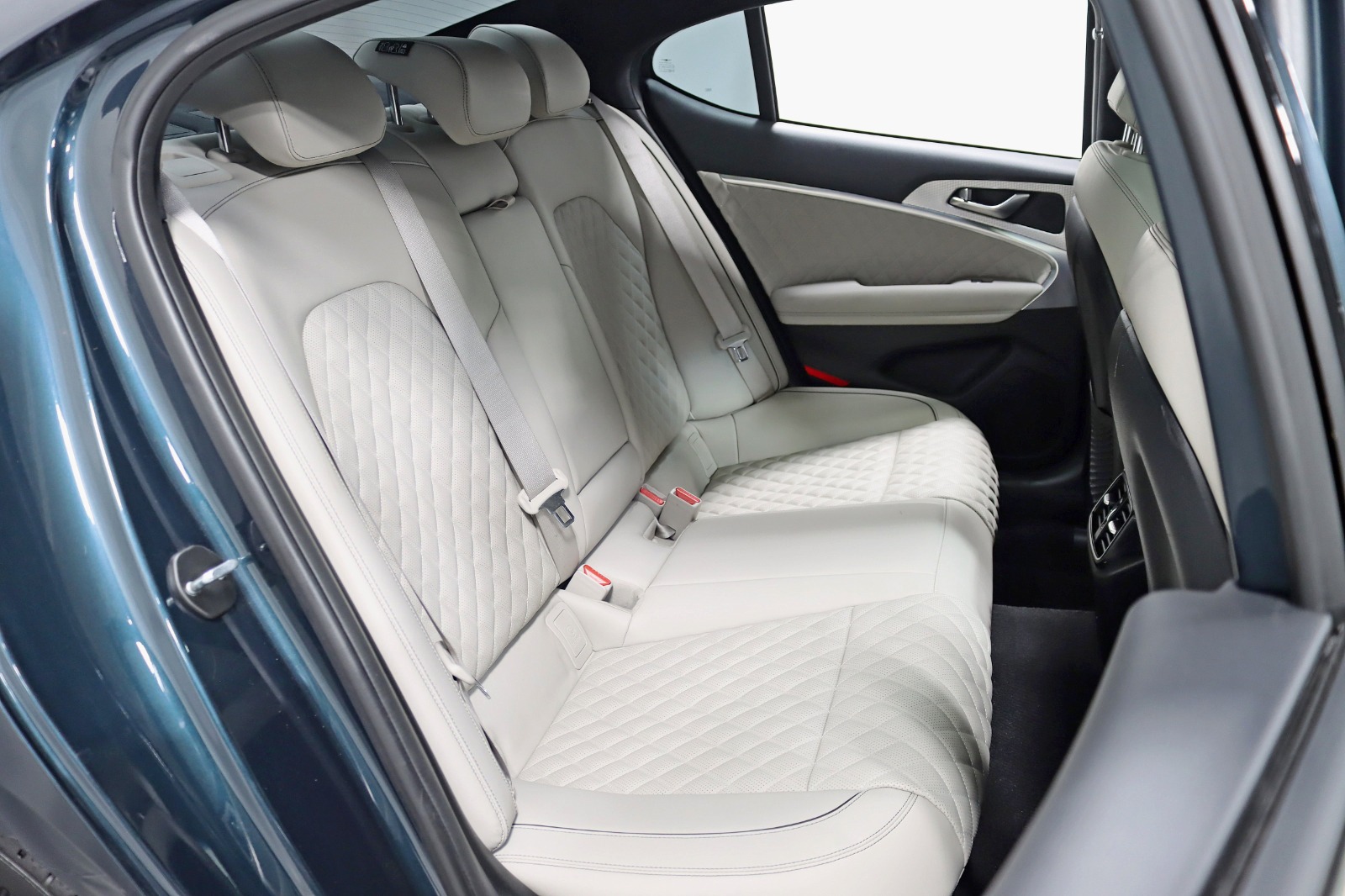 2022 GENESIS G70 - Image 29