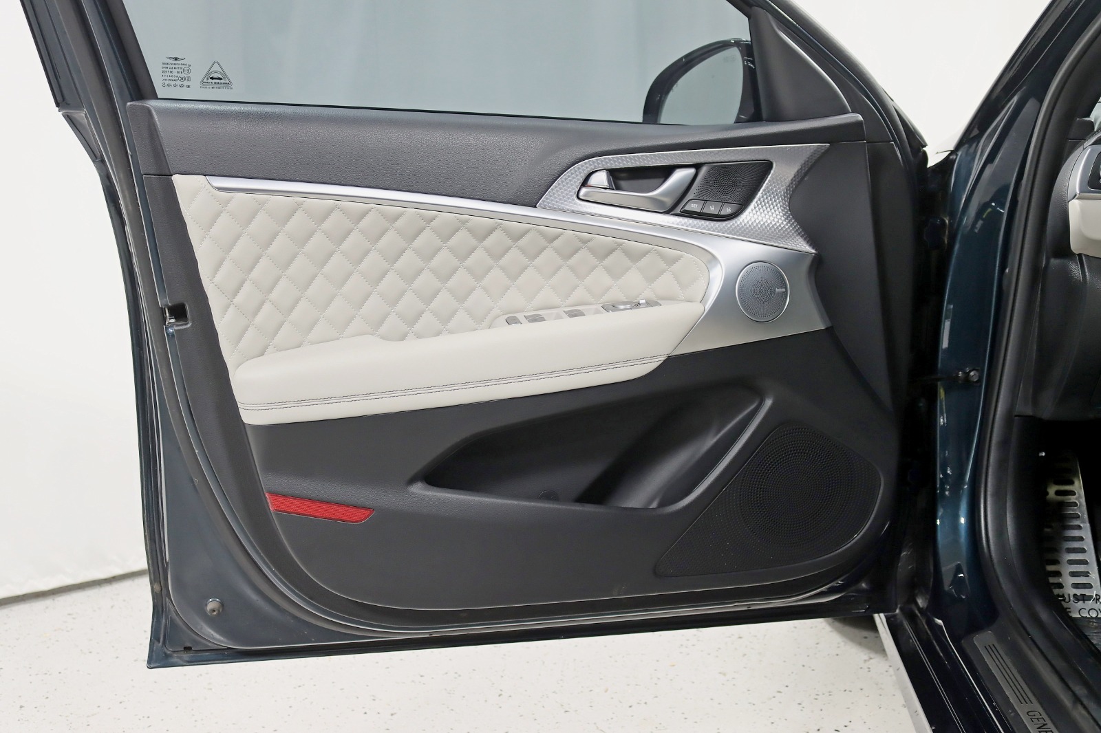 2022 GENESIS G70 - Image 32