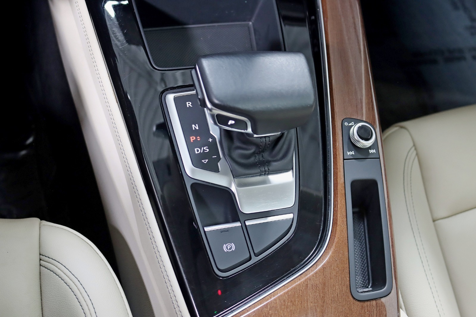 2021 AUDI A4 - Image 25