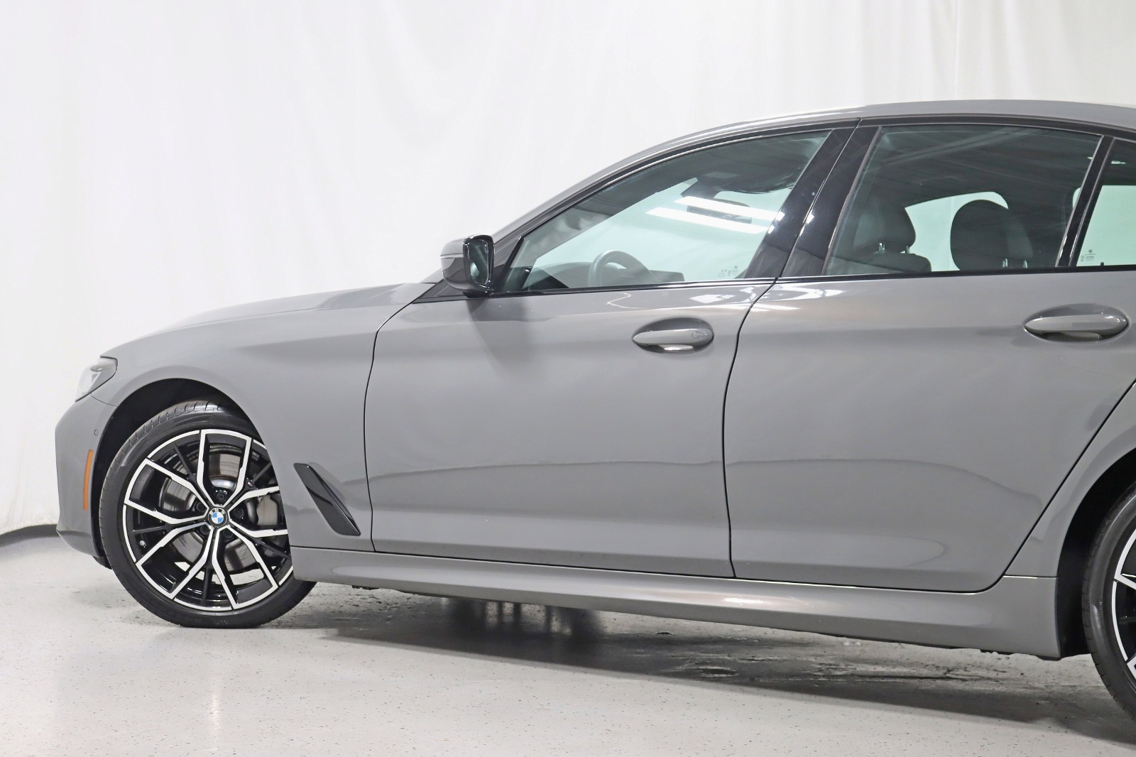 2022 BMW 530I - Image 13