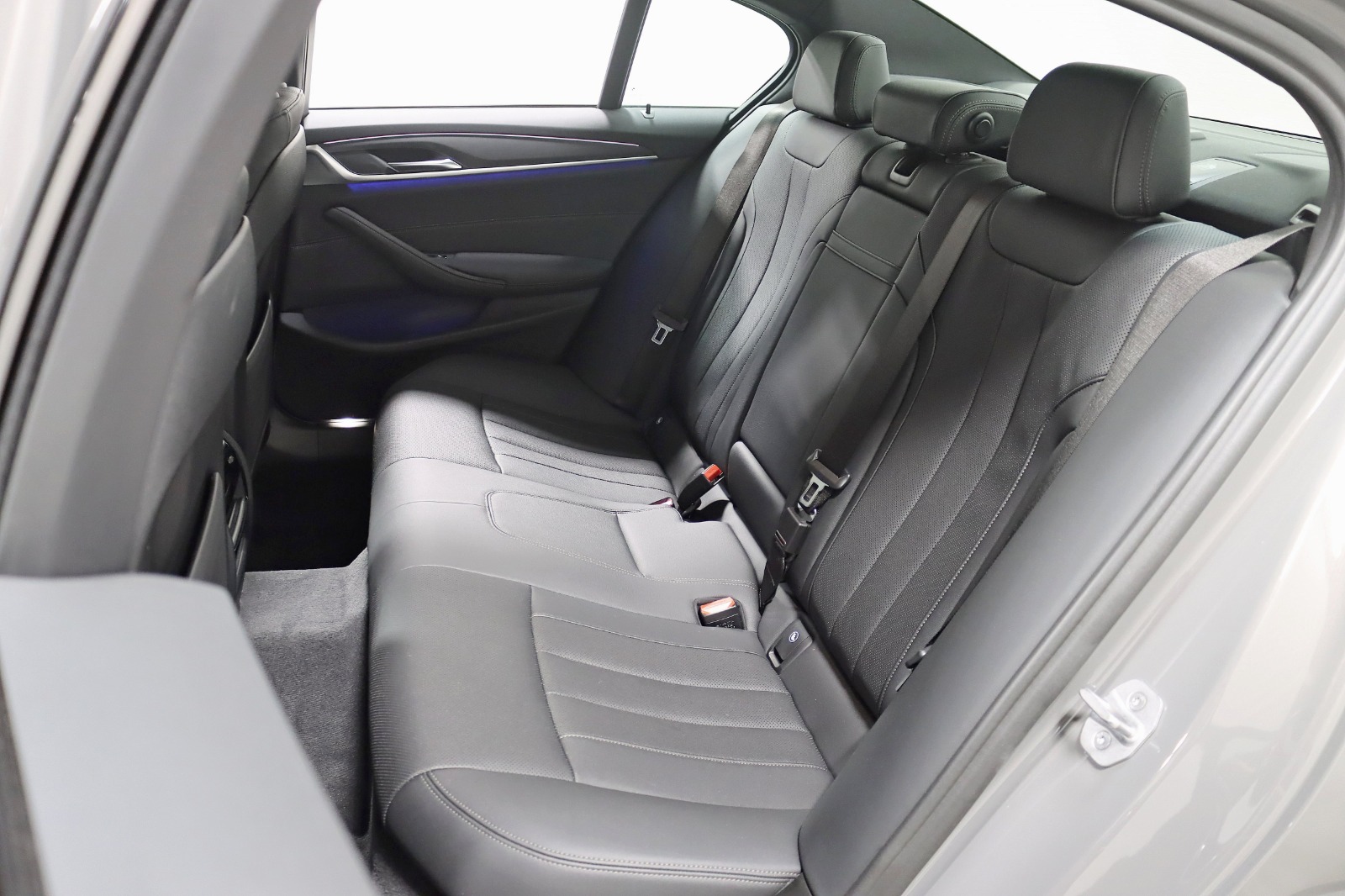 2022 BMW 530I - Image 32