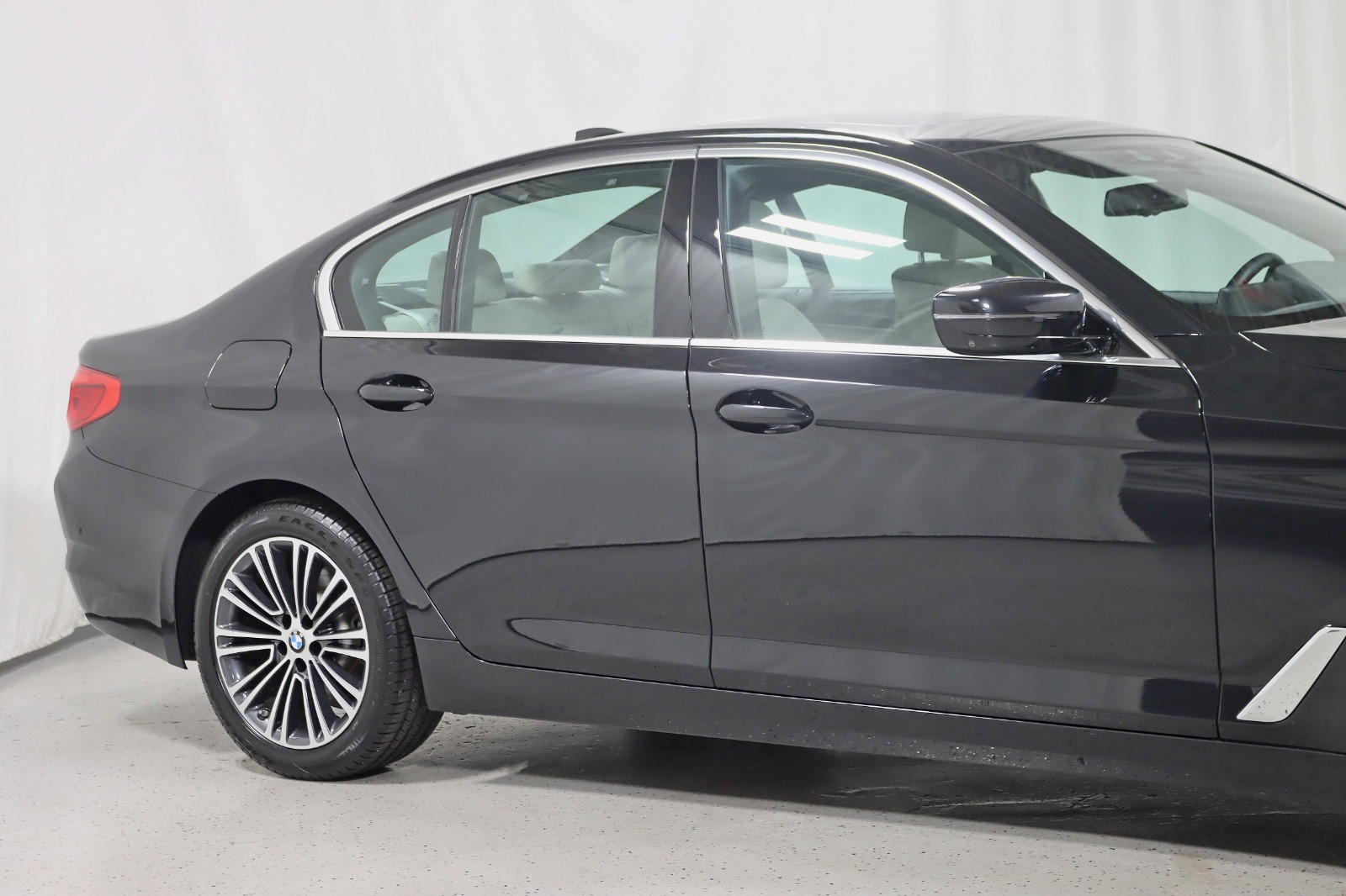 2019 BMW 530I - Image 4