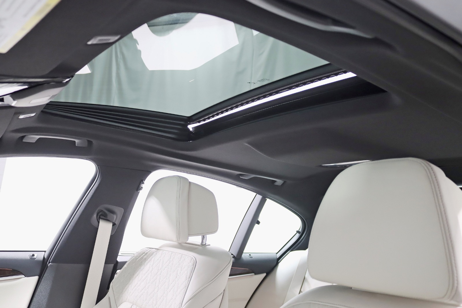 2019 BMW 530I - Image 34