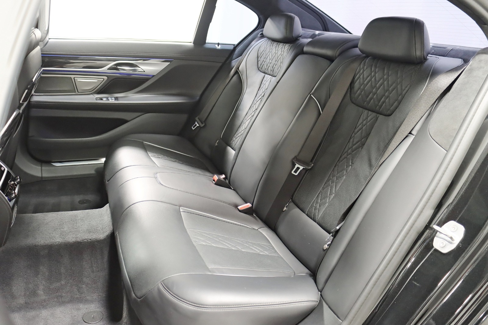 2020 BMW 750I - Image 34