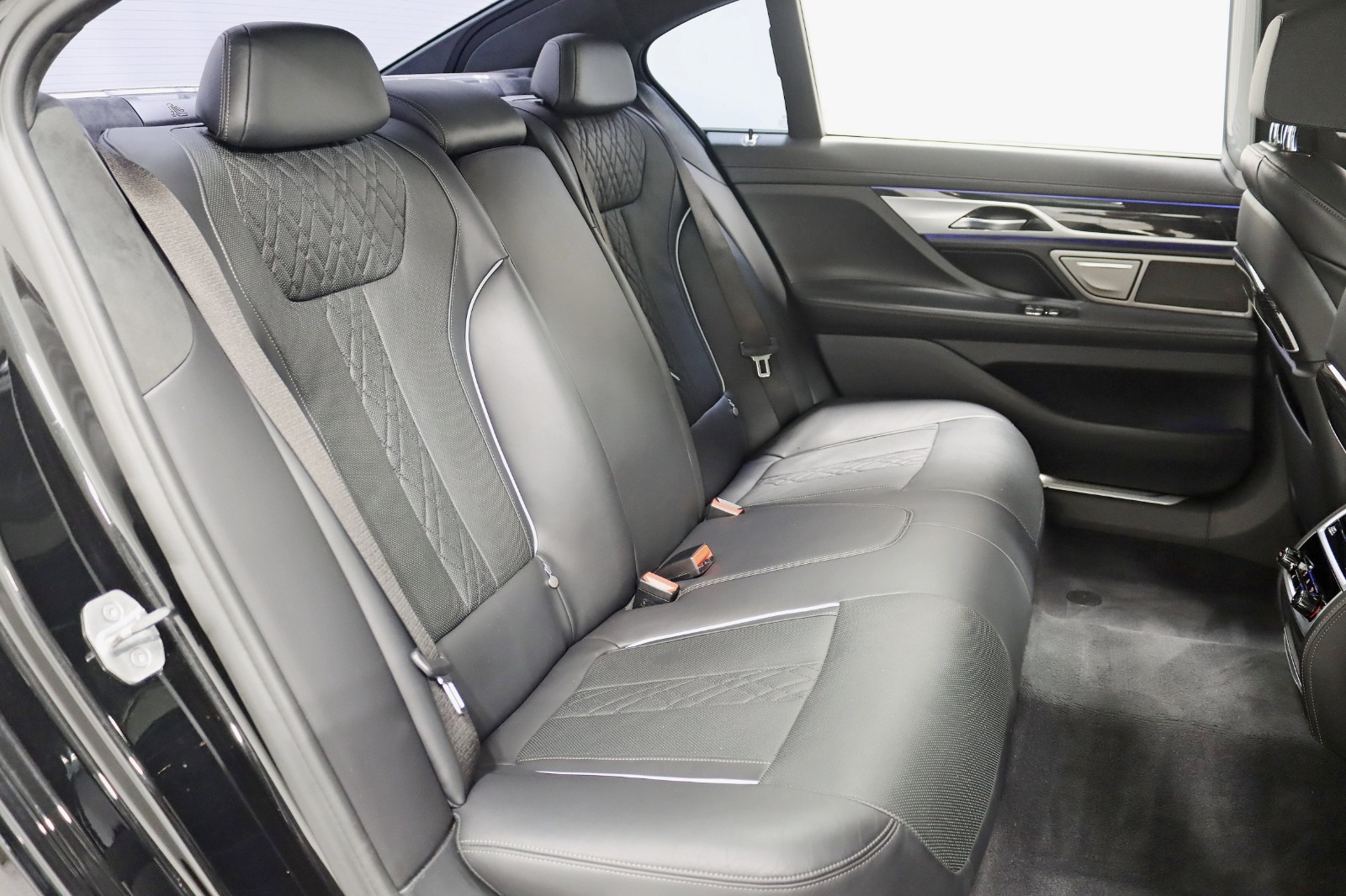 2020 BMW 750I - Image 35