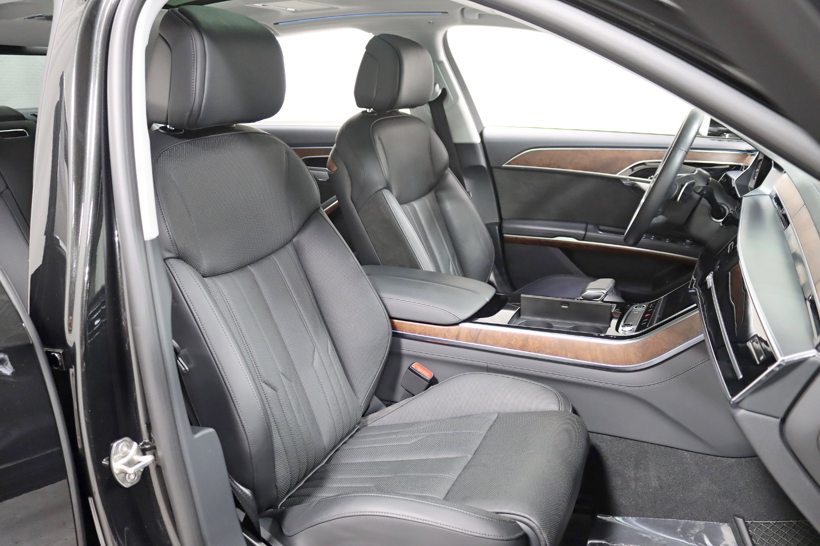 2021 AUDI A8 L - Image 32