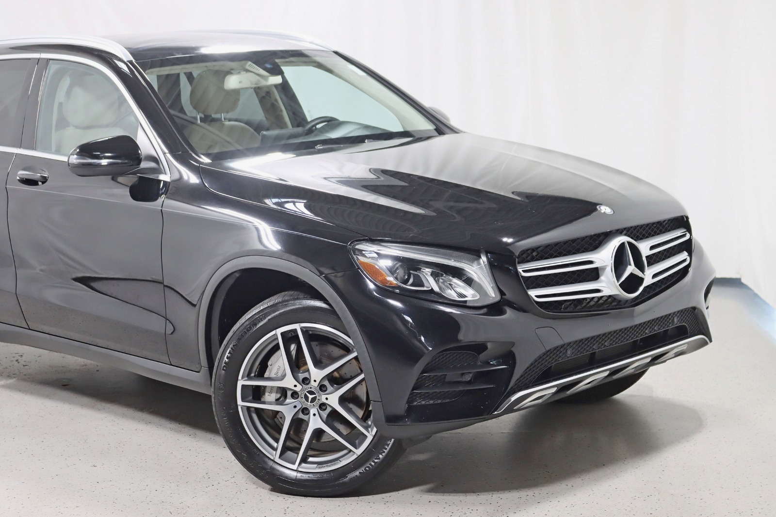 2017 Mercedes Benz GLC 300 4MATIC photo 2