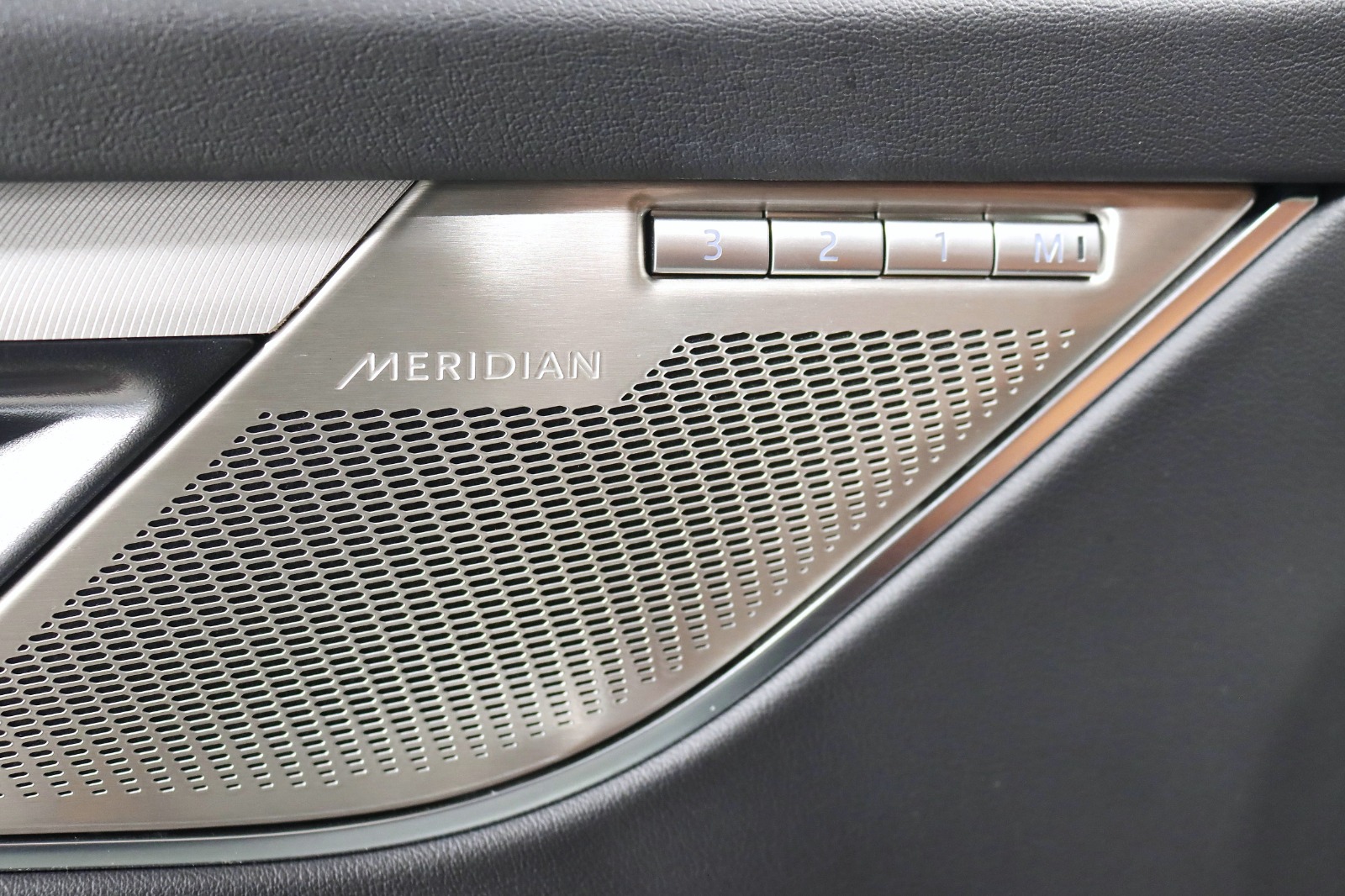 2024 JAGUAR F-PACE - Image 32