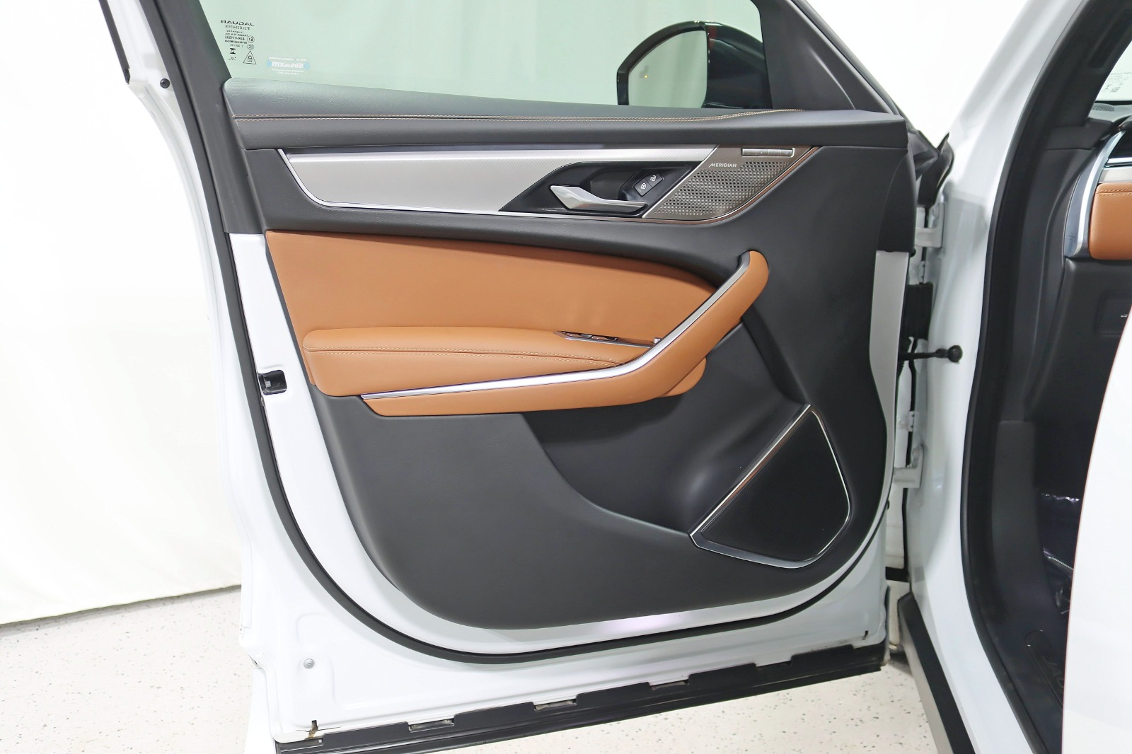 2024 JAGUAR F-PACE - Image 33