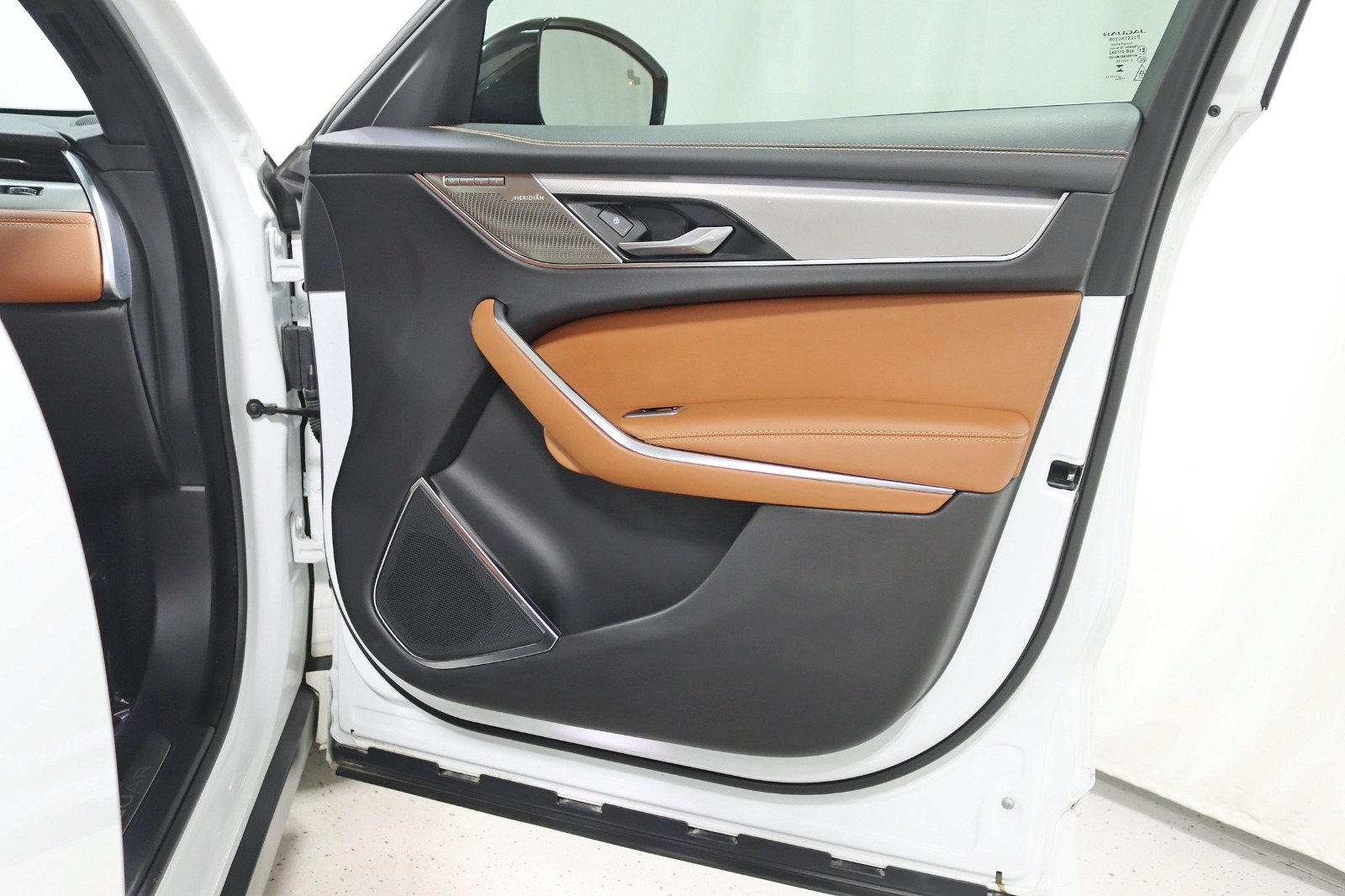 2024 JAGUAR F-PACE - Image 34