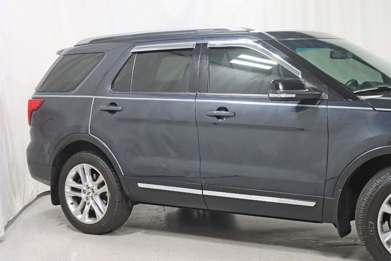 2017 Ford Explorer XLT photo 3