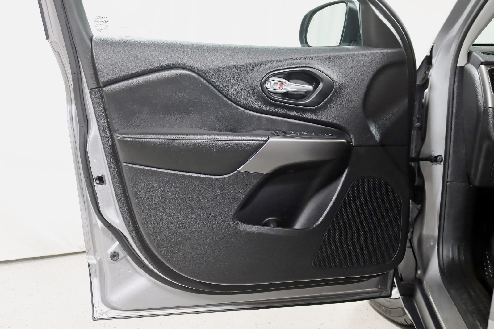 2021 JEEP CHEROKEE - Image 30