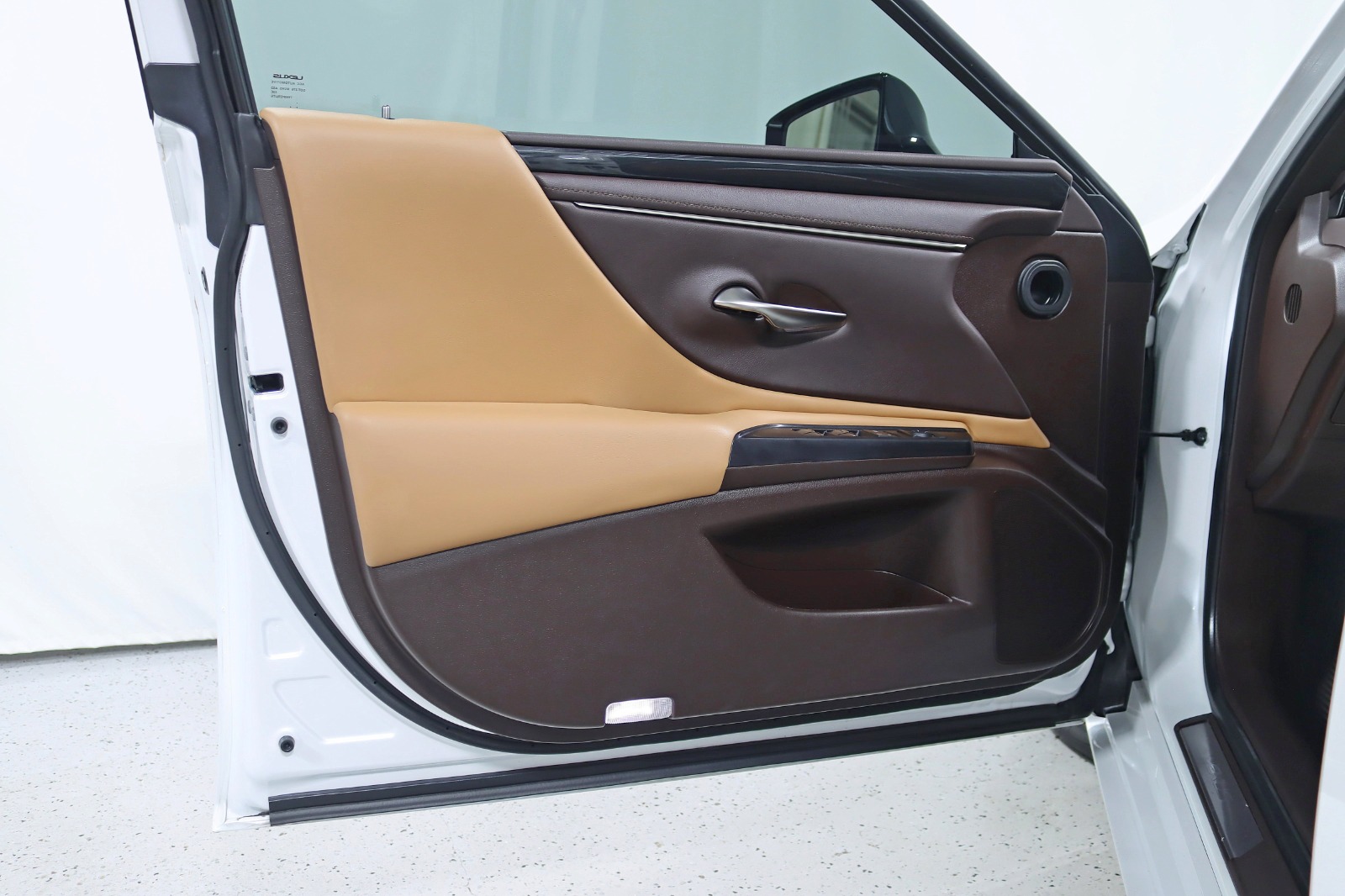 2021 LEXUS ES - Image 31