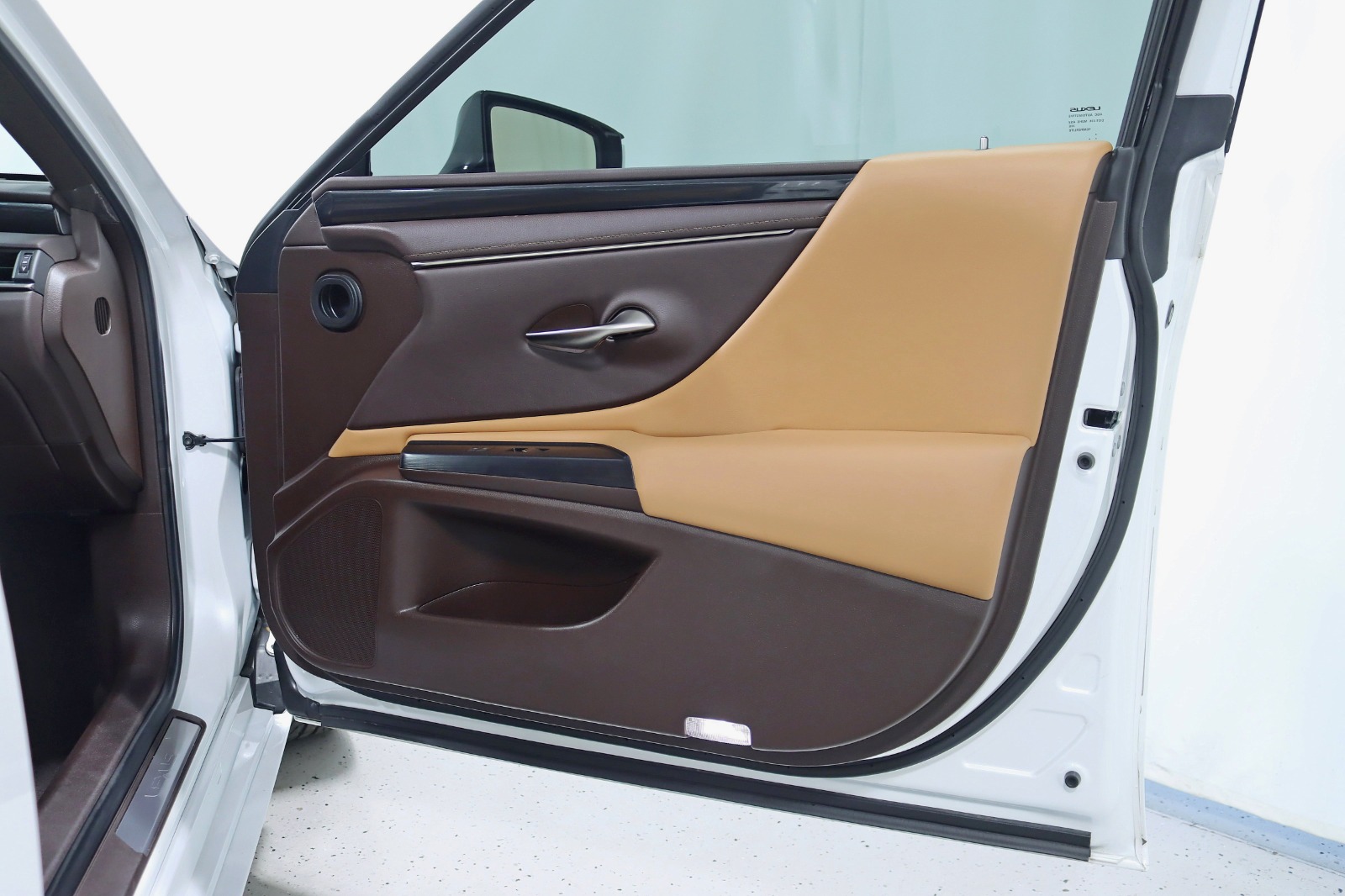 2021 LEXUS ES - Image 32