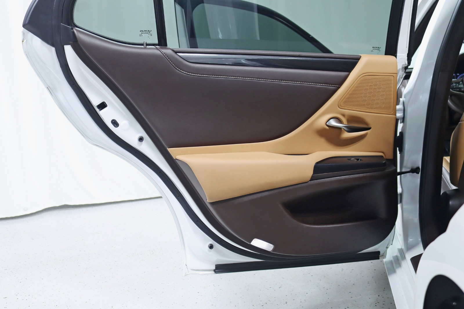 2021 LEXUS ES - Image 33