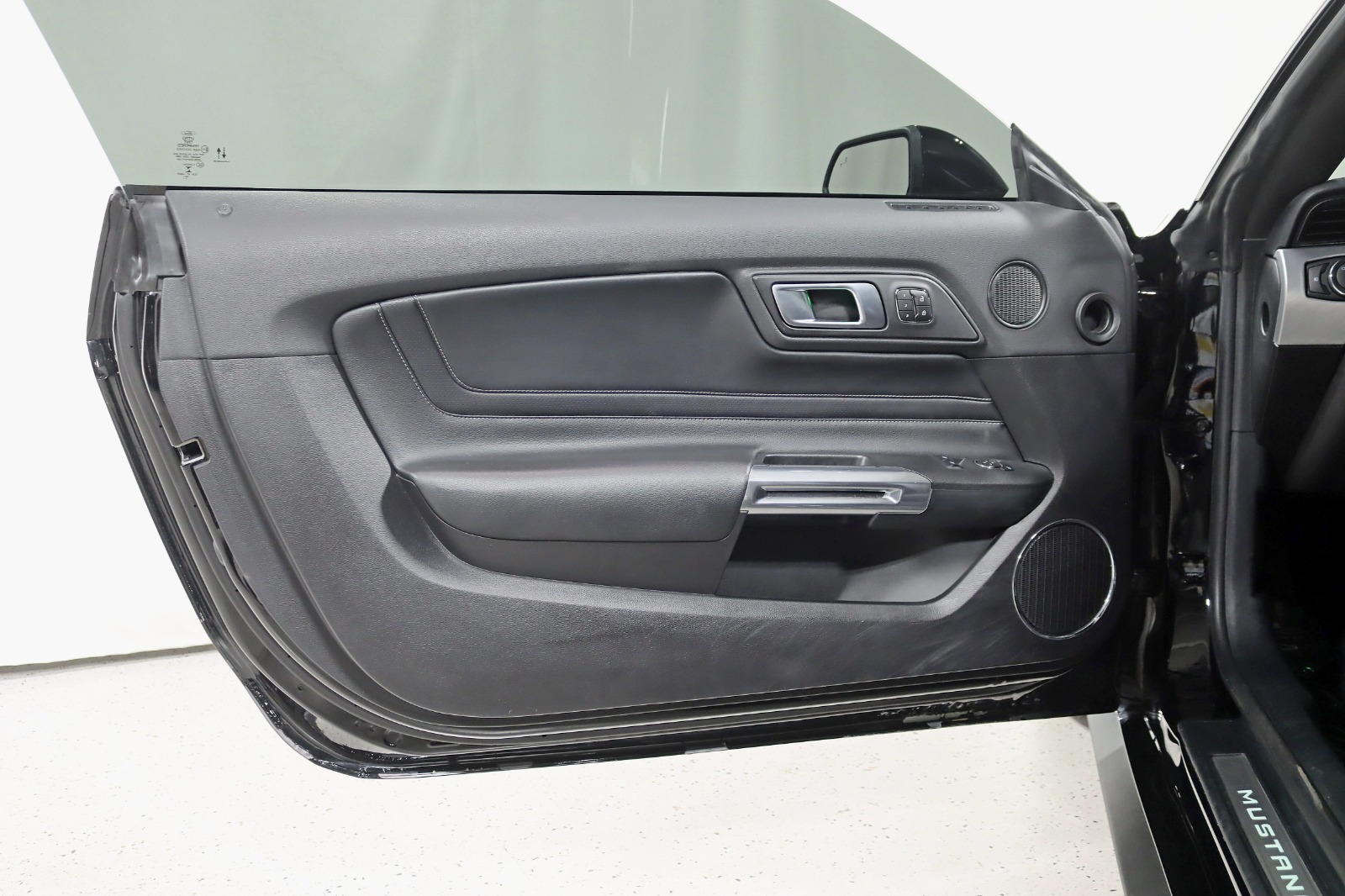 2023 FORD MUSTANG - Image 30