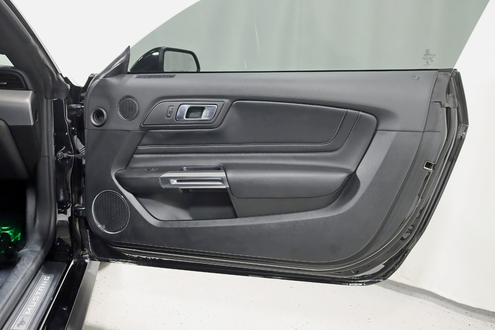 2023 FORD MUSTANG - Image 31