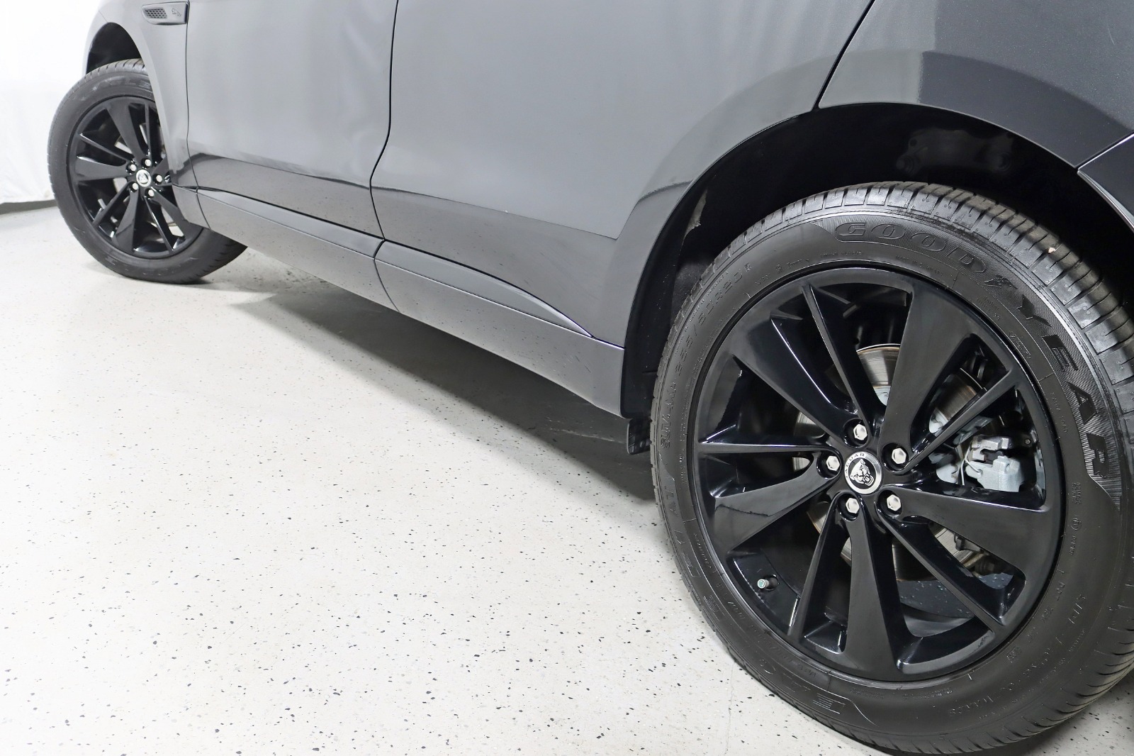 2025 JAGUAR F-PACE - Image 13