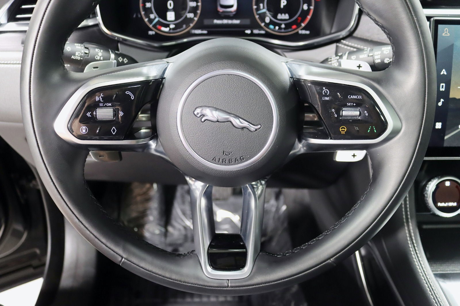 2025 JAGUAR F-PACE - Image 16