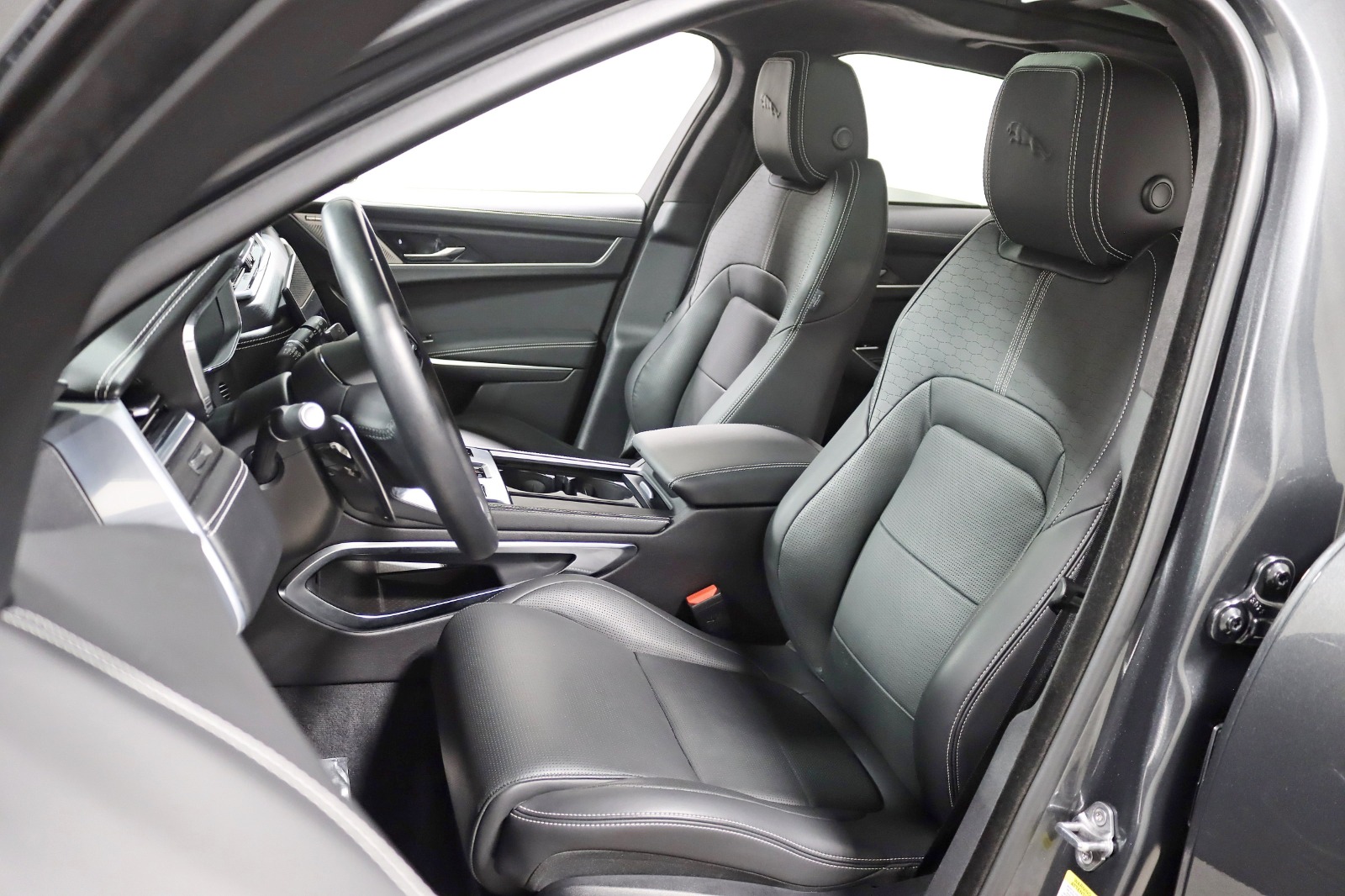 2025 JAGUAR F-PACE - Image 28