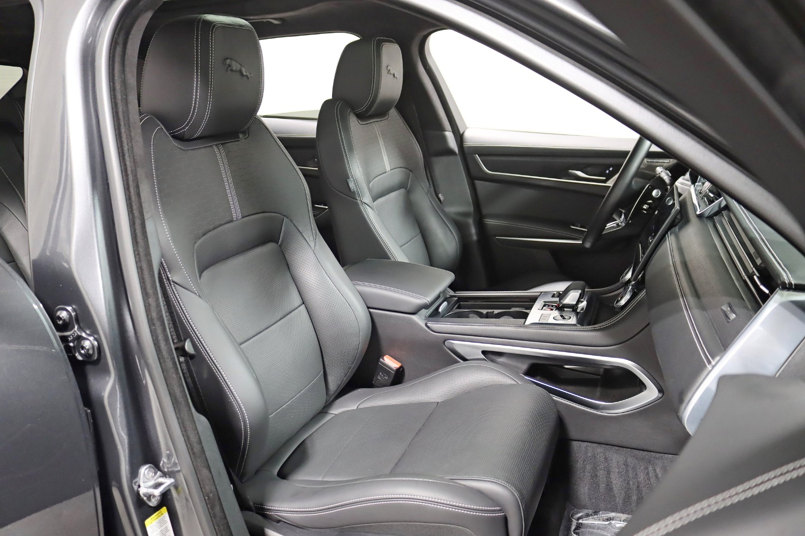 2025 JAGUAR F-PACE - Image 29