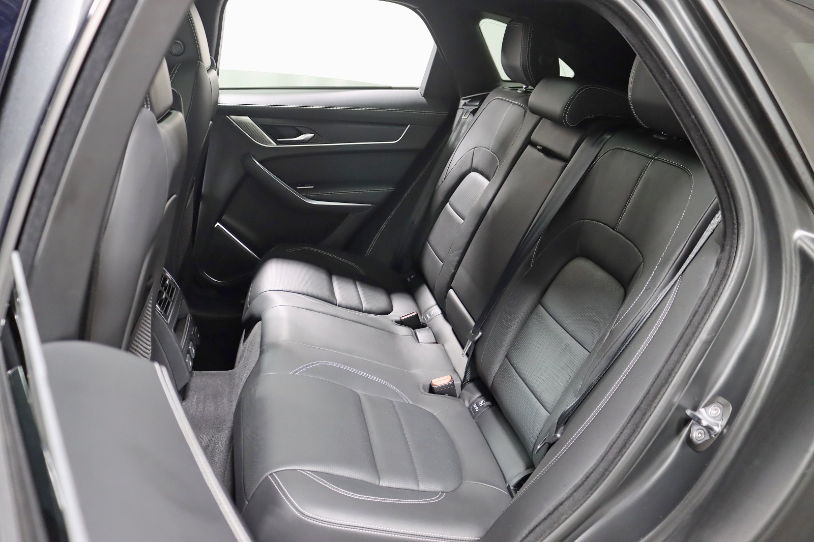 2025 JAGUAR F-PACE - Image 30