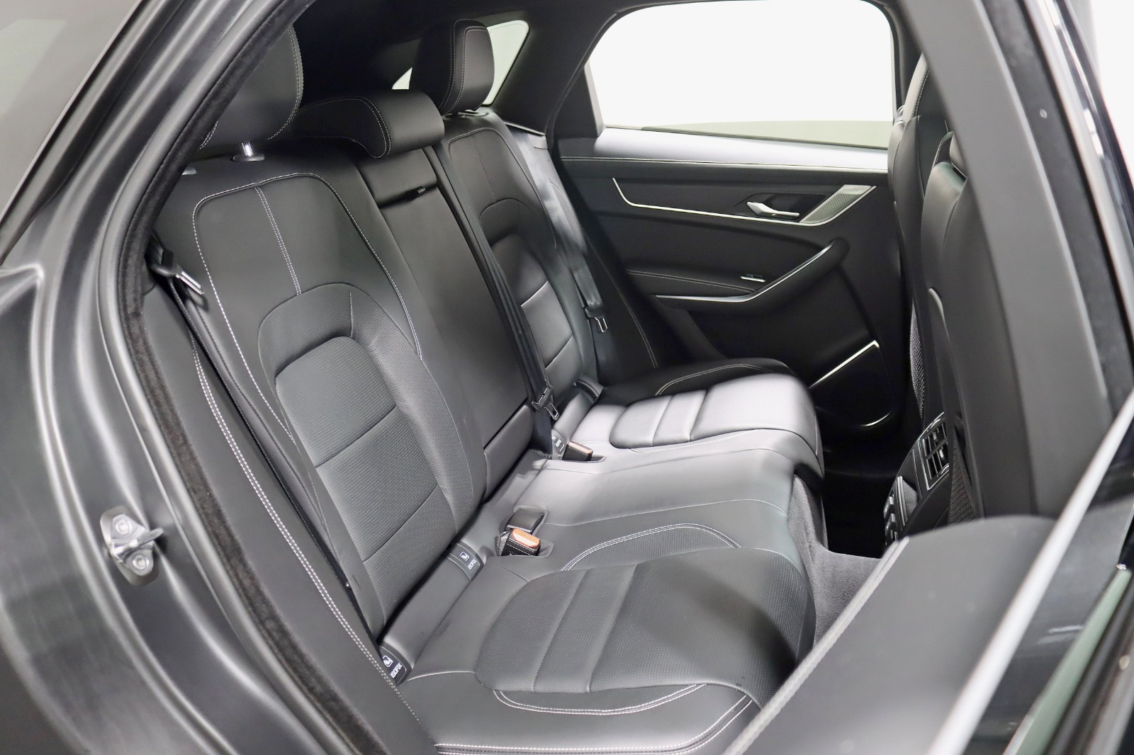 2025 JAGUAR F-PACE - Image 31