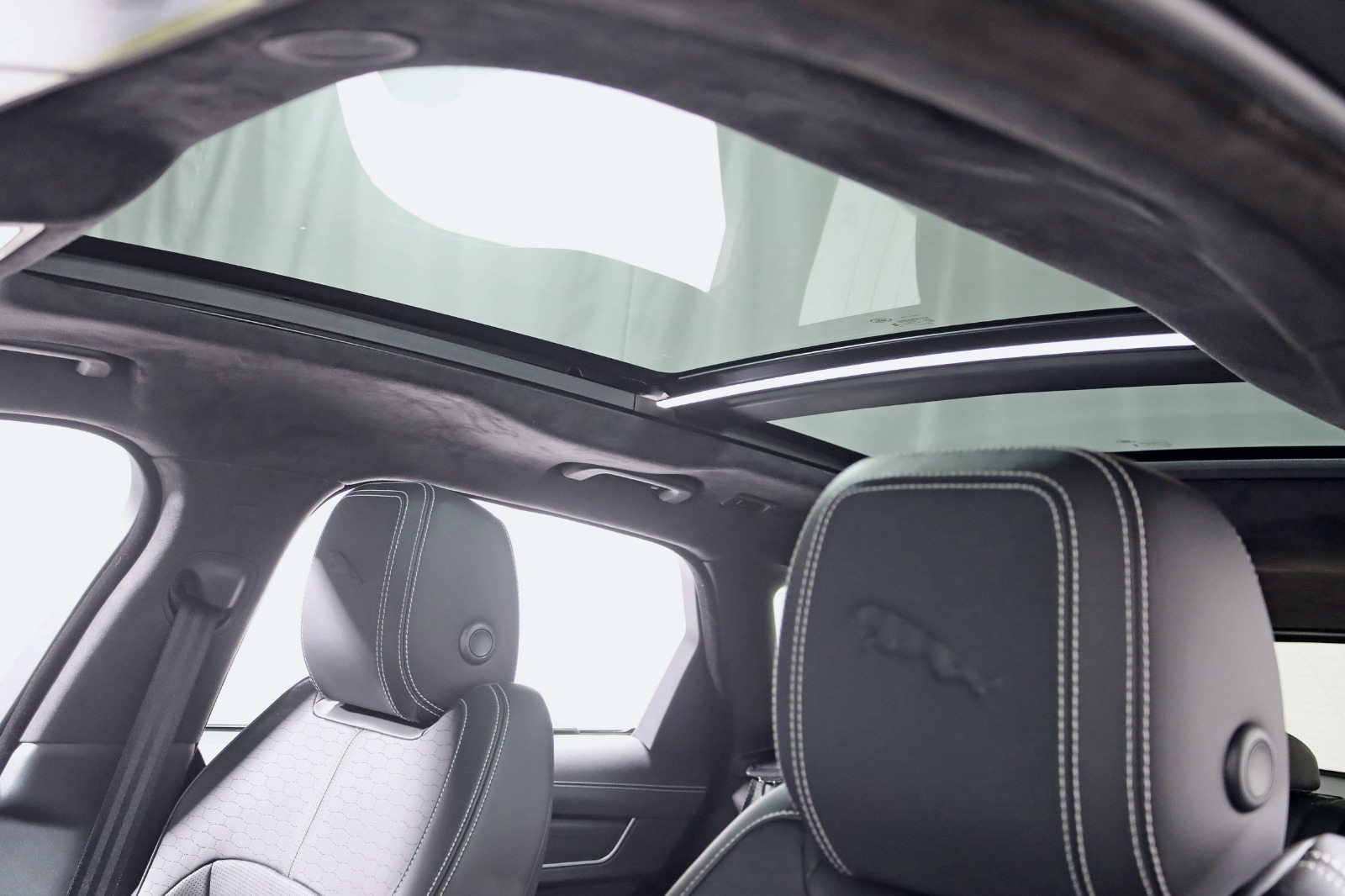 2025 JAGUAR F-PACE - Image 32