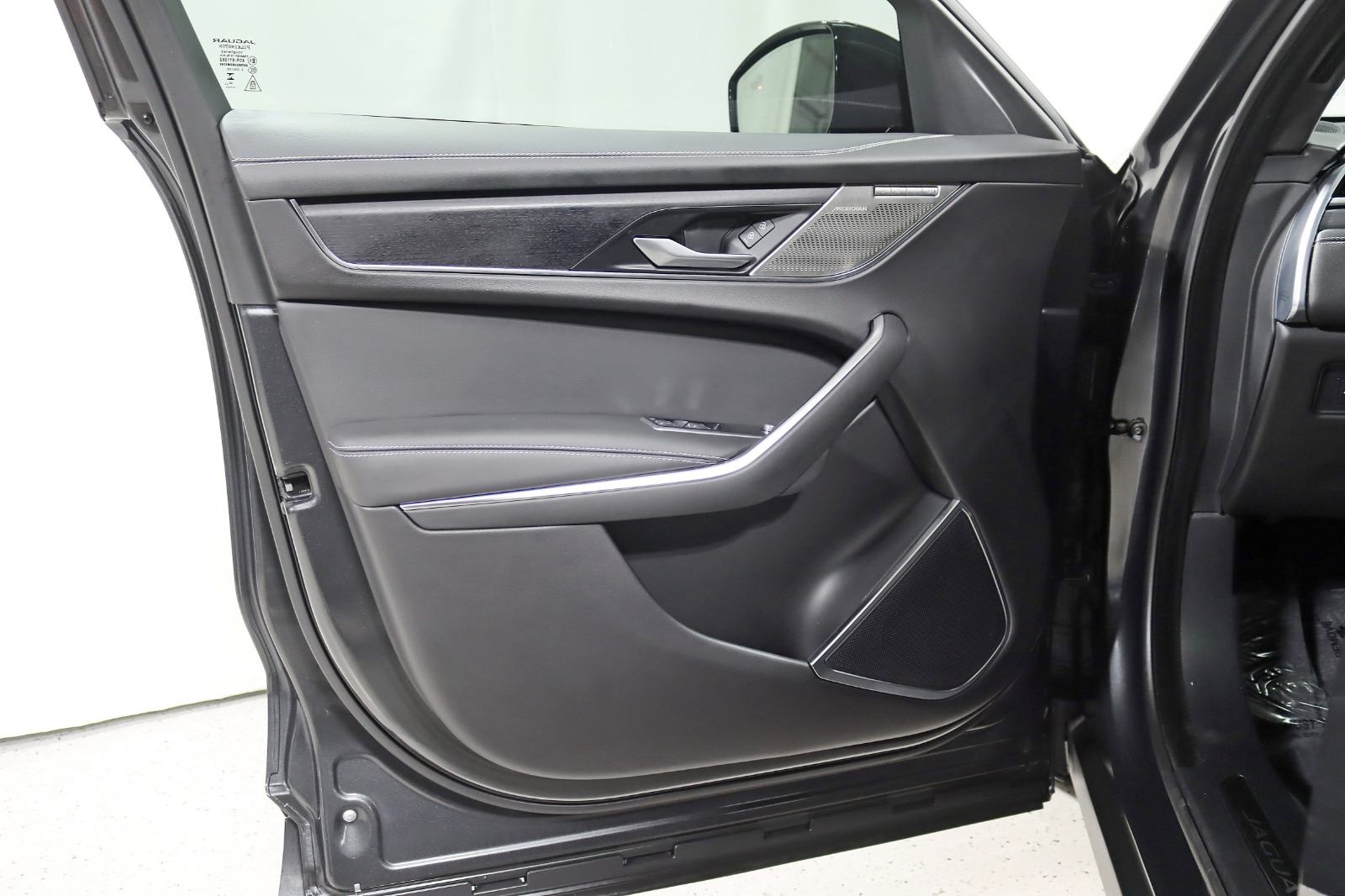 2025 JAGUAR F-PACE - Image 35