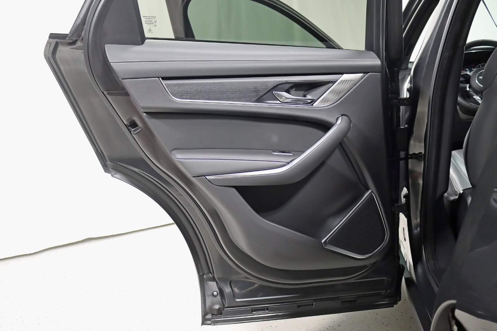 2025 JAGUAR F-PACE - Image 37