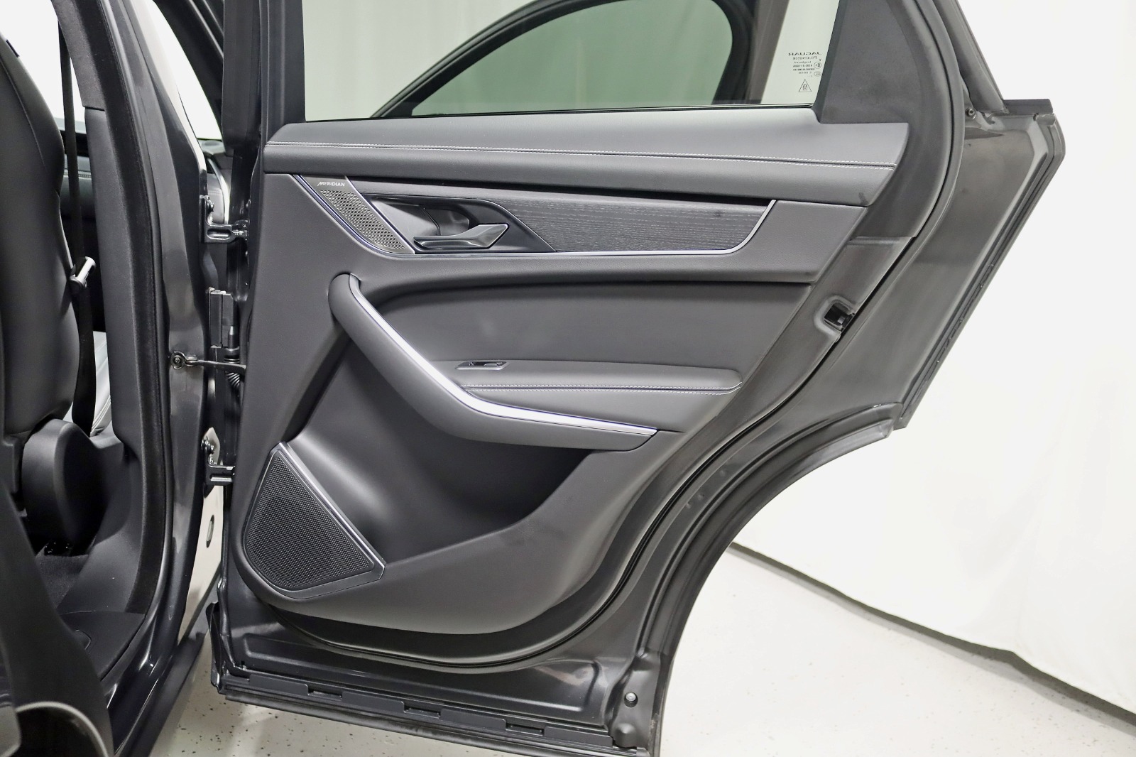 2025 JAGUAR F-PACE - Image 38