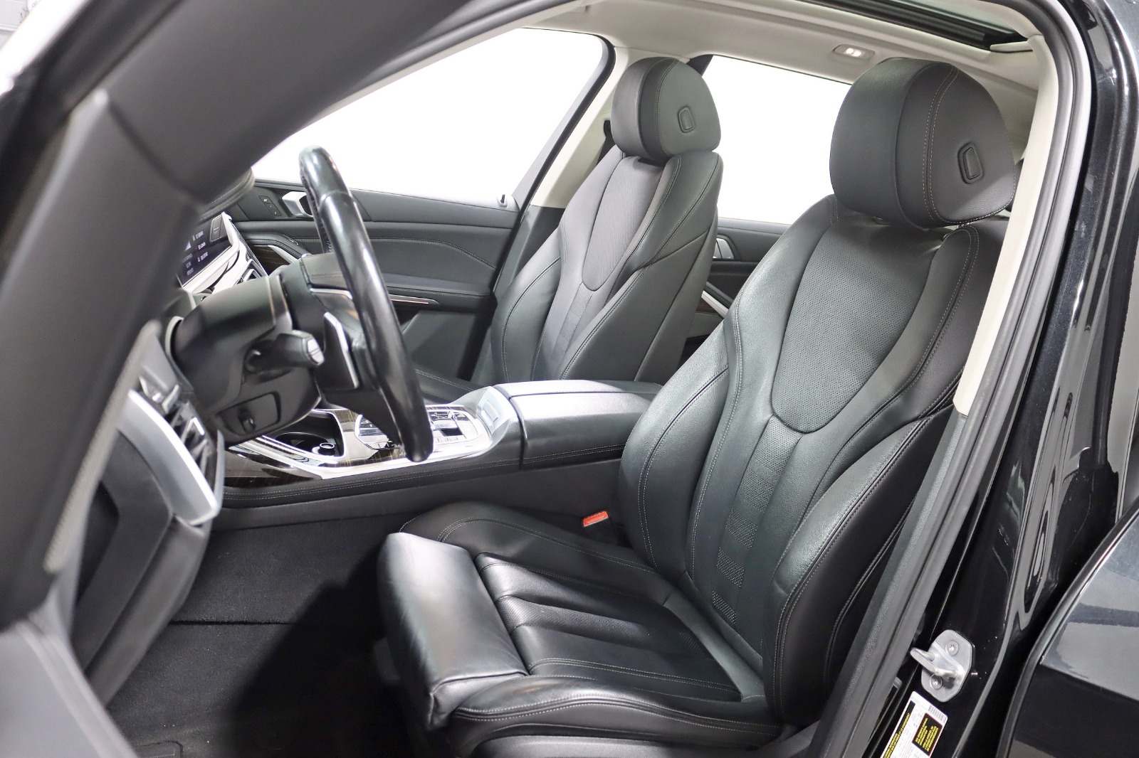 2020 BMW X7 - Image 30