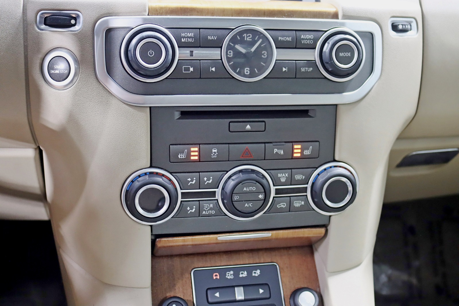 2016 LAND ROVER LR4 - Image 24