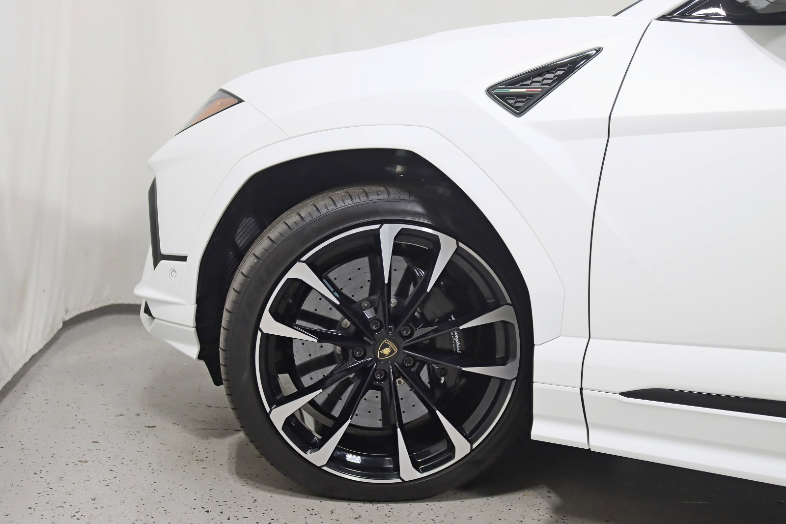 2024 LAMBORGHINI URUS - Image 15