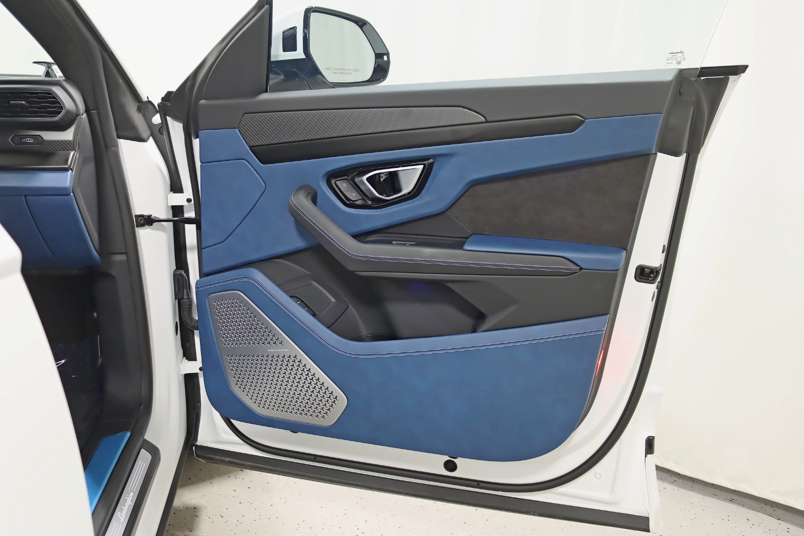 2024 LAMBORGHINI URUS - Image 42