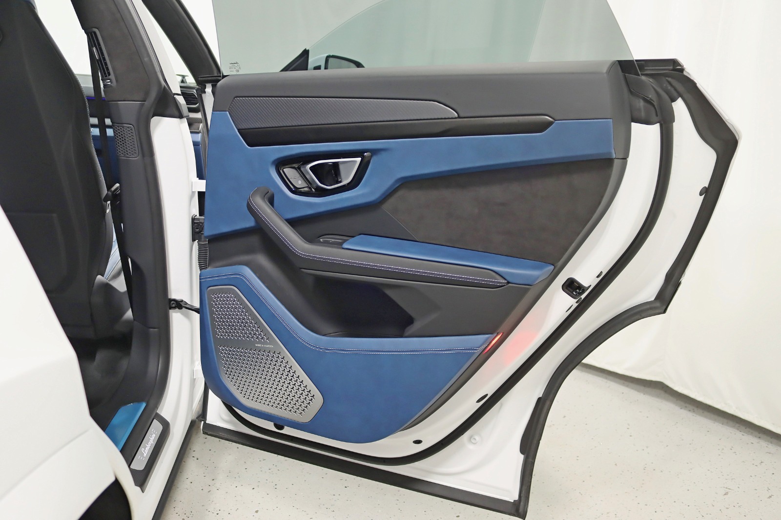 2024 LAMBORGHINI URUS - Image 44