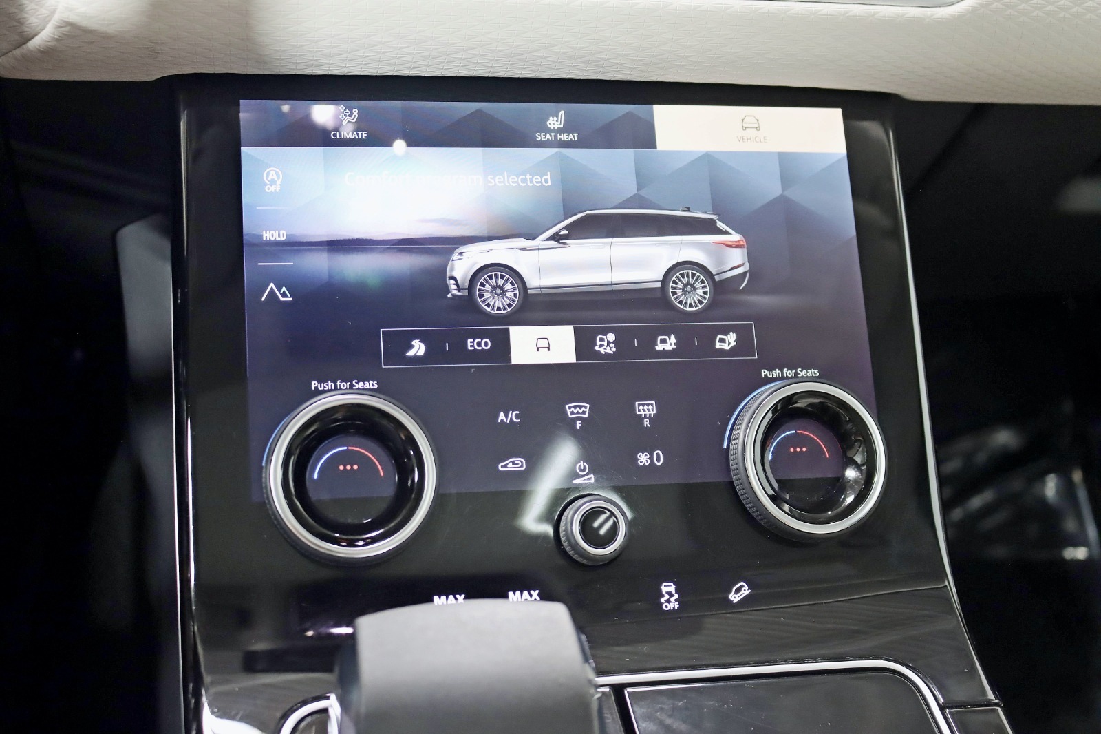 2021 LAND ROVER RANGE ROVER VELAR - Image 24