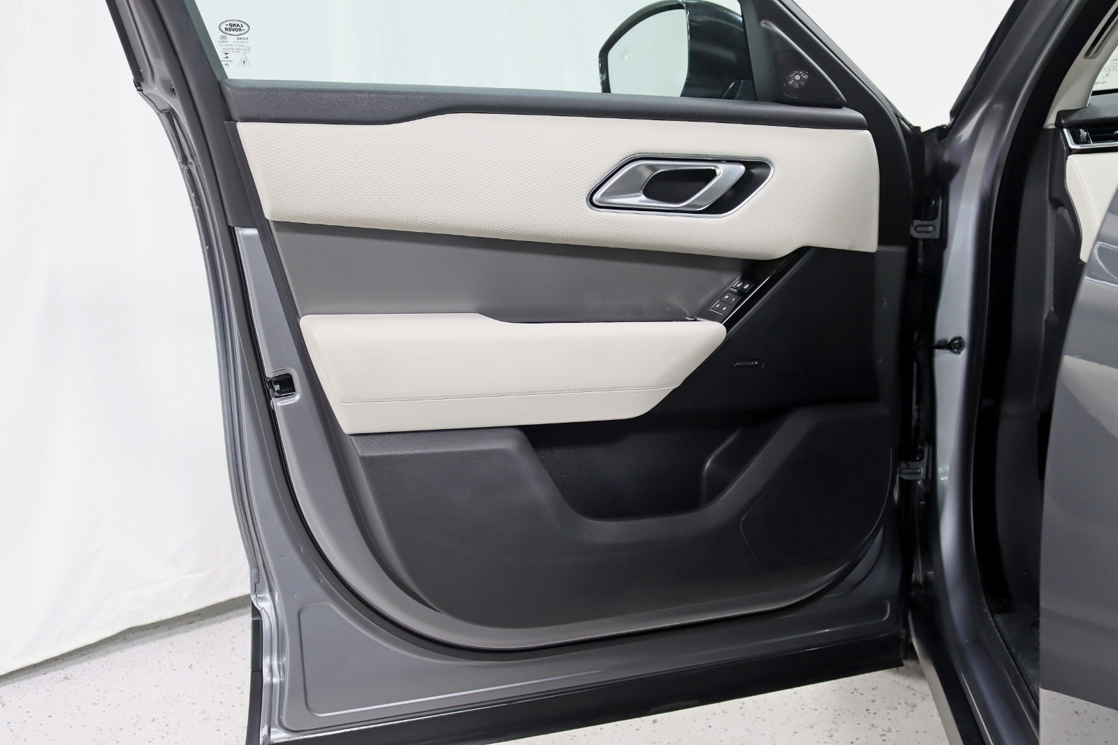 2021 LAND ROVER RANGE ROVER VELAR - Image 32