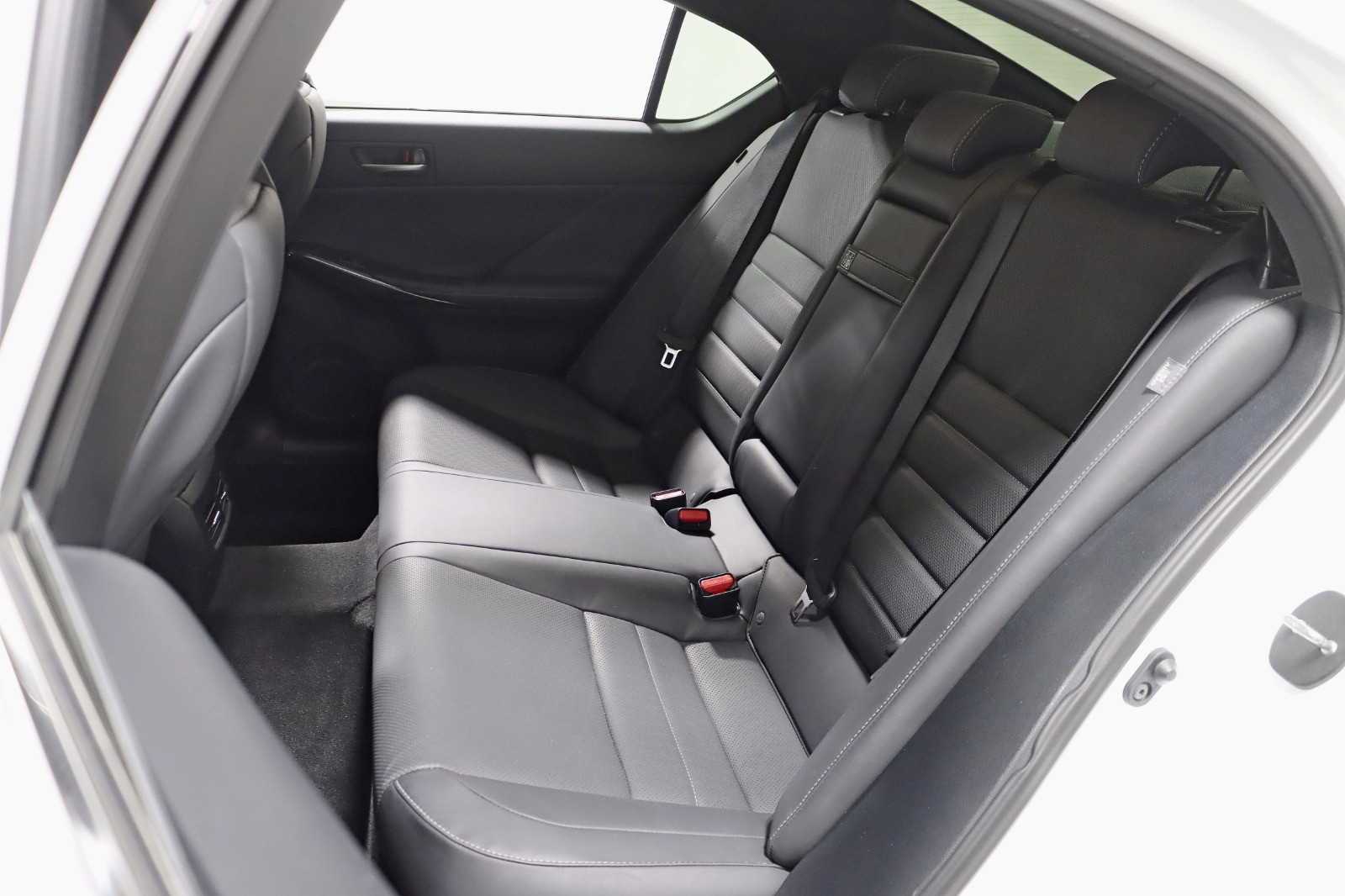 2022 LEXUS IS - Image 30