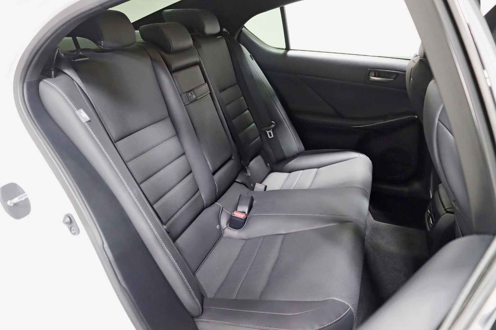 2022 LEXUS IS - Image 31