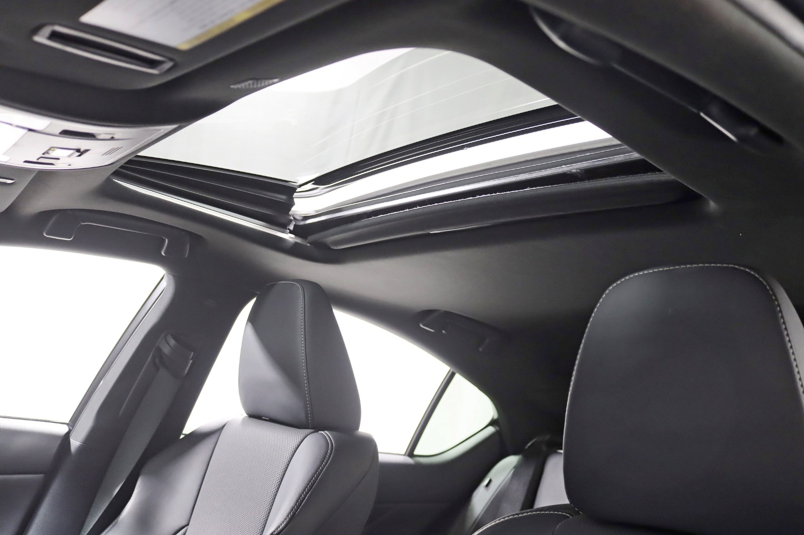 2022 LEXUS IS - Image 32