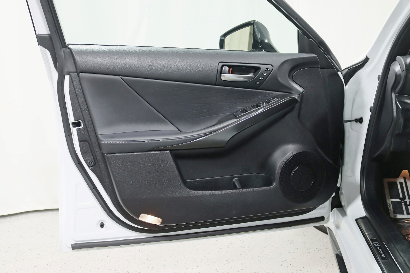 2022 LEXUS IS - Image 34