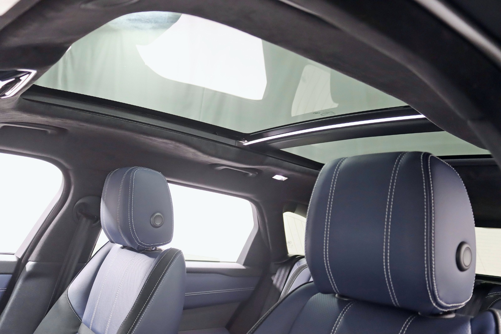 2022 LAND ROVER RANGE ROVER VELAR - Image 28