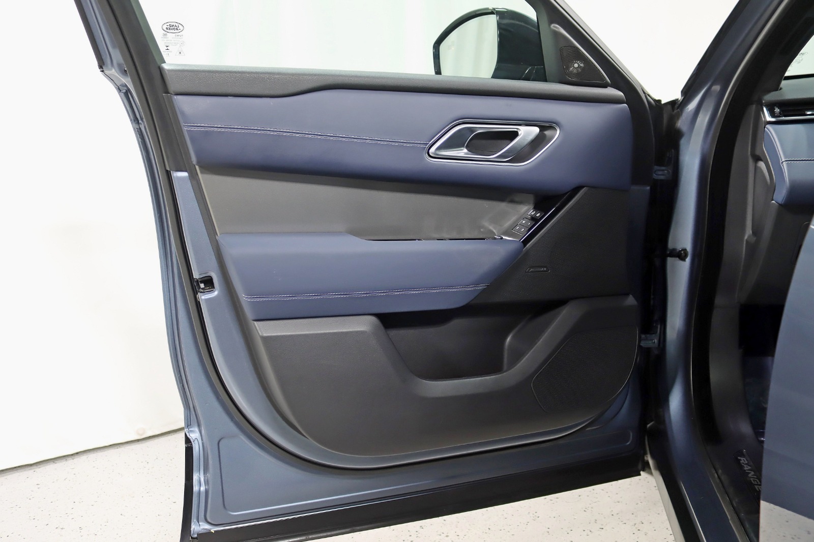 2022 LAND ROVER RANGE ROVER VELAR - Image 31