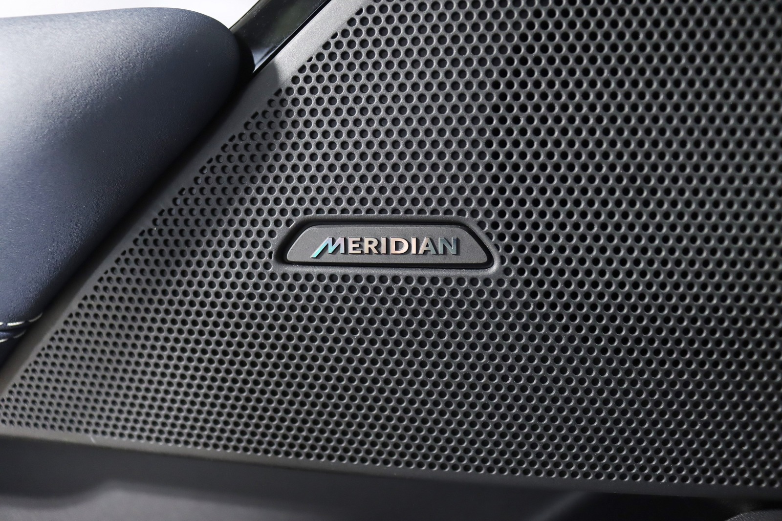 2022 LAND ROVER RANGE ROVER VELAR - Image 32