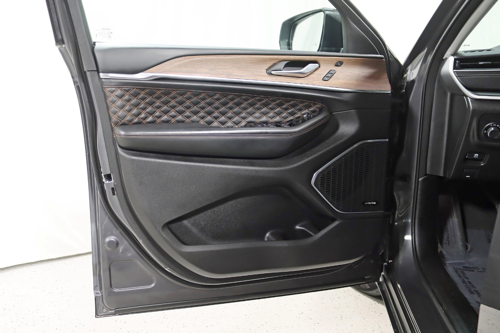 2023 JEEP GRAND CHEROKEE - Image 30