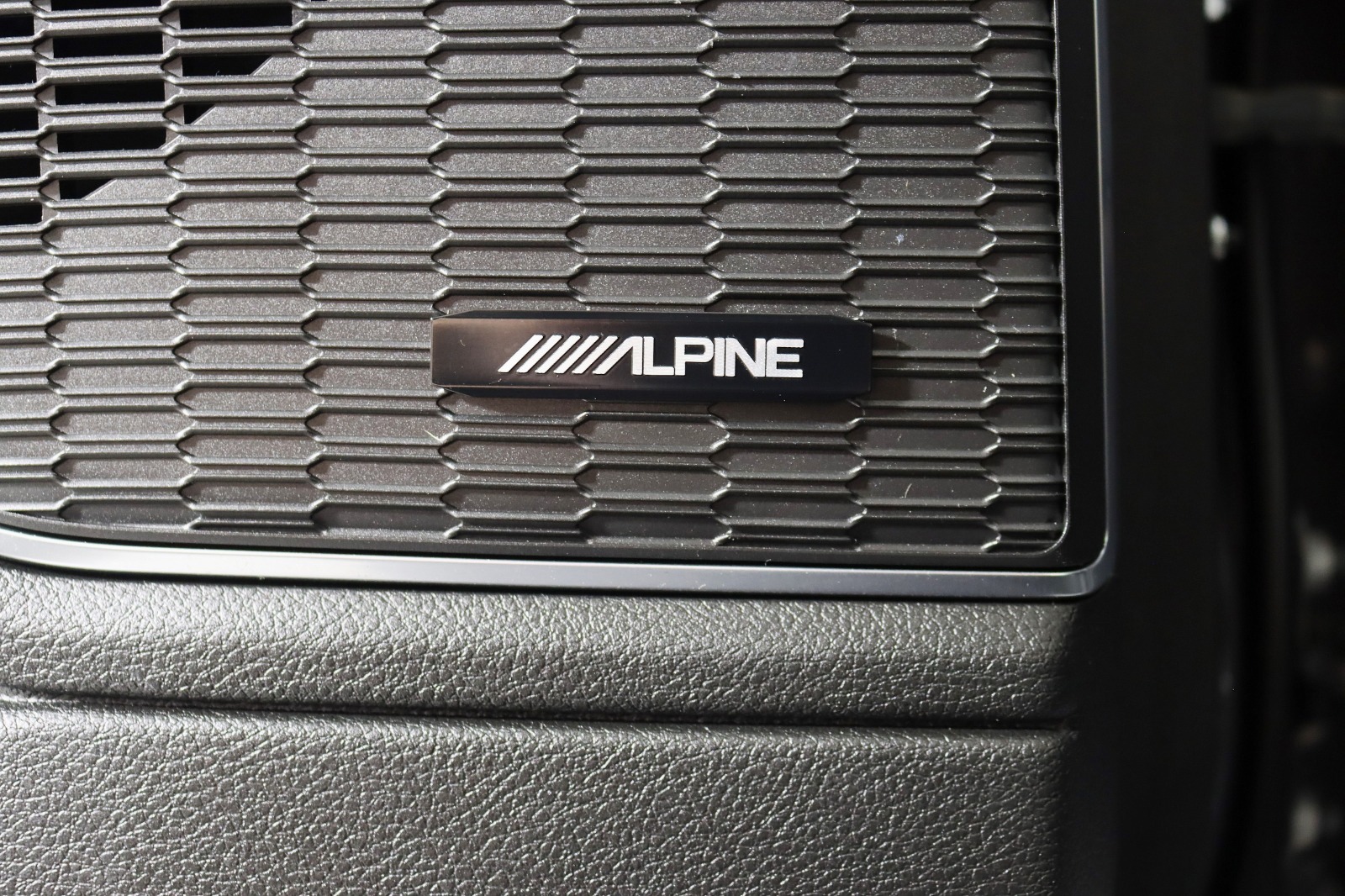 2023 JEEP GRAND CHEROKEE - Image 31